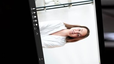 Dikey video. İnternet semineri. İnternet araması. Webinar işi. Başarılı koç kadın, sanal ofisteki tablet ekrandaki konferansta kariyer hakkında konuşuyor..