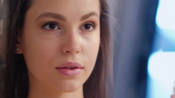 Maquillaje Ojos Rostro Casero Joven Mujer Feliz Con Perfecta Piel — Vídeo de stock