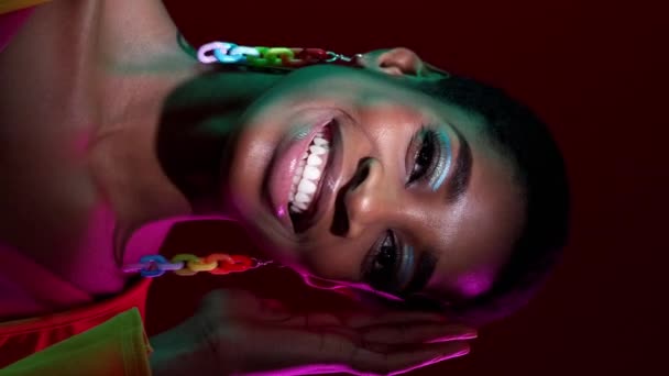 Dikey Video Güzel Surat Renk Makyajı Parti Görünüşü Mor Neon — Stok video