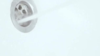 Dikey video. Düzgün bir el yıkama. Coronavirus hijyeni. Avuçlarını ovuşturan kadın beyaz lavaboda suyun altında sabun köpüğüyle tenini ovuyor..