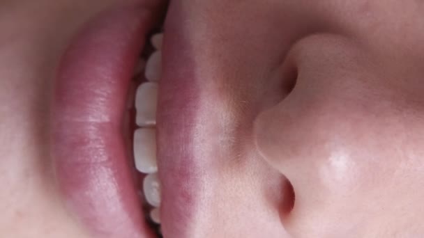 Vídeo Vertical Lip Plumping Beleza Feminina Retrato Macro Vista Feliz — Vídeo de Stock