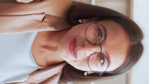 Vertikal Video Logginnehåll Influencer Strömmande Glad Uttrycksfull Leende Ung Kvinna — Stockvideo