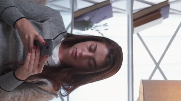 Vertikální Video Studie Vzdálenosti Chatující Žena Mobilní Technologie Soustředěná Dáma — Stock video