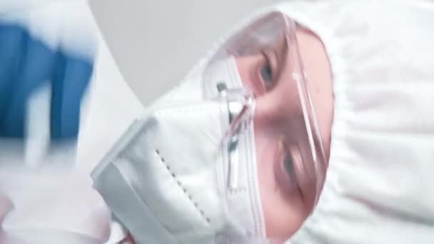 Vertikální Video Zdravotnický Virolog Dokumenty Nemocnice Žena Lékař Žena Bílém — Stock video