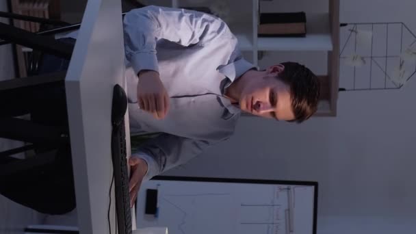 Vertikales Video Spätarbeit Umtriebiger Mann Computertechnologie Smart Casual Guy Working — Stockvideo