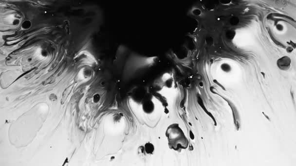 インクスプラッシュ オイル汚れ ブラックオイルスパッター ダーク流体ドロップ 浮遊水 抽象的なダイナミックな背景 — ストック動画