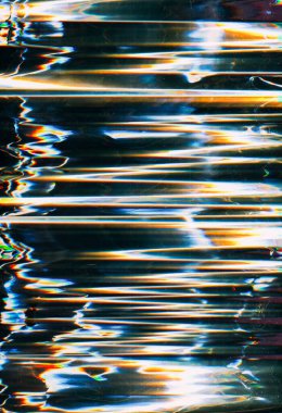 Arıza bozulması. Gürültü hatası. Soyut model. Siyah arkaplanda renkli neon gökkuşağı paraziti zigzag çizgileri dokusu.