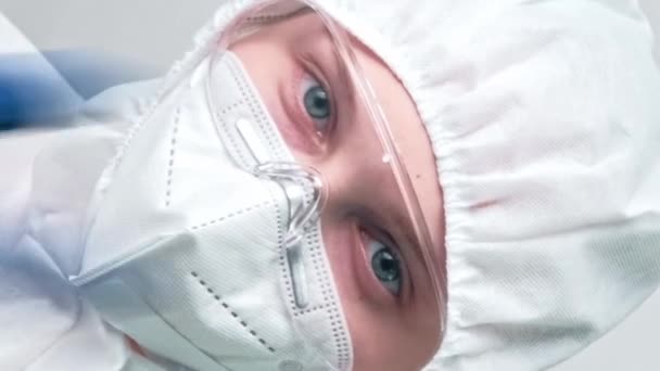 Video Verticale Virologo Dell Ospedale Controllo Medico Infezione Femminile Medico — Video Stock