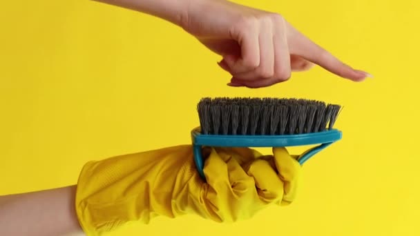 Vídeo Vertical Escova Dura Publicidade Limpeza Mulher Mão Luvas Proteção — Vídeo de Stock