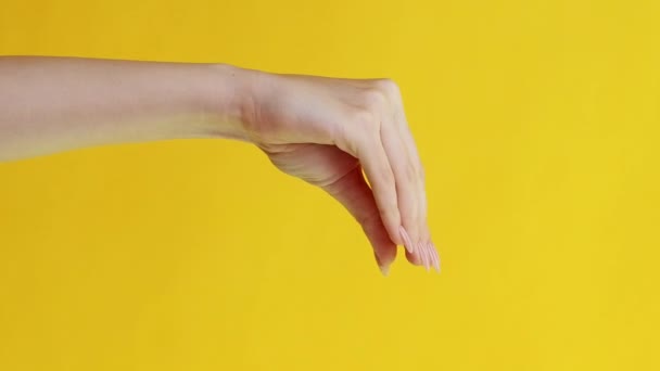 バーティカルビデオ ハンドシアター ホーム衛生について ニュース広告 女性の腕の口のジェスチャーは黄色の背景で隔離された口論で保護手袋で人形に話します — ストック動画