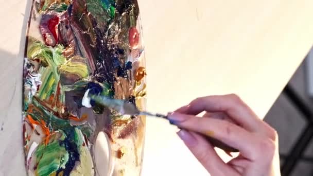 비디오 화가의 드로잉 스튜디오 공간에서 지저분한 팔레트에 아크릴 다채로운 페인트를 — 비디오