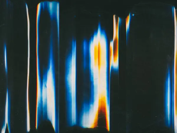 ライトフレア グリッチオーバーレイ 抽象的な背景 光る青いオレンジ色の歪みのライン パターンが付いている黒く引っかかった表面 — ストック写真