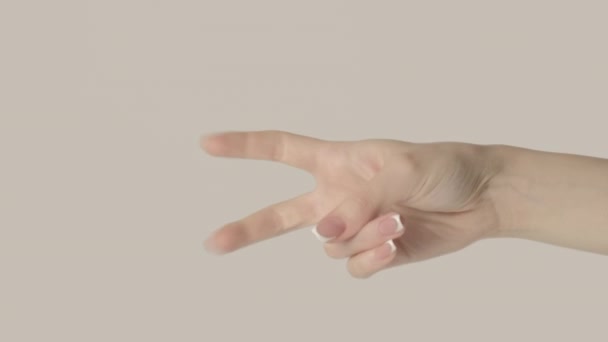 垂直录像 空气引证 讽刺的手势 一组2名女子的手 在空旷的背景下呈屈曲手指的引号 — 图库视频影像