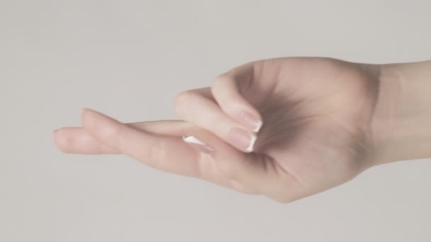垂直录像 交叉手指 希望的手势虚假的承诺 在灰色的自由空间灰色的背景上 女性的手显示出祝福符号 祈祷好运 — 图库视频影像