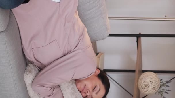 Vídeo Vertical Hora Dormir Cuidado Hija Chica Cariñosa Que Cubre — Vídeos de Stock