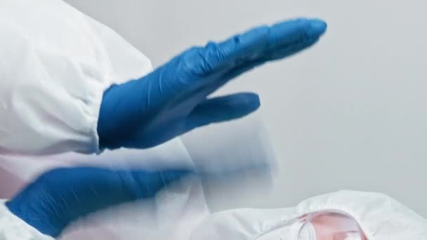 バーティカルビデオ 医学的な成功 ドクター おめでとう 青い手袋の保護スーツの手の研究室の科学者は灰色の背景で隔離されたヘルスケア開発に拍手 — ストック動画