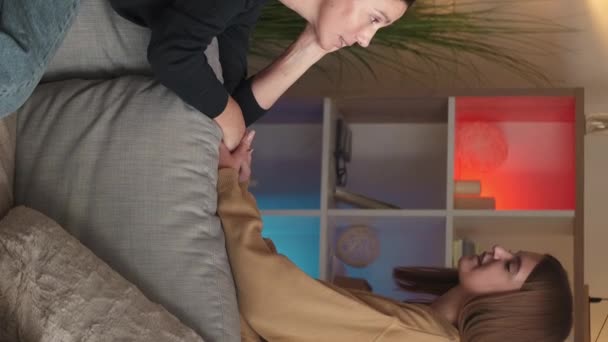 Vertikales Video Elternbeziehung Unterstützung Durch Die Mutter Couch Gespräch Frau — Stockvideo