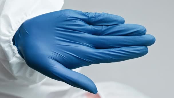 垂直录像 停止疾病 感染保护 病毒学家医生 身穿Ppe西服的妇女医疗保健专家警告说 在灰色背景下隔离的手蓝色手套姿势 — 图库视频影像