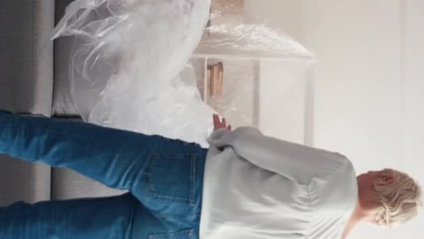 Vertikální Video Pohybuje Přemístit Dům Unavený Pár Manželka Manžel Pokrývající — Stock video