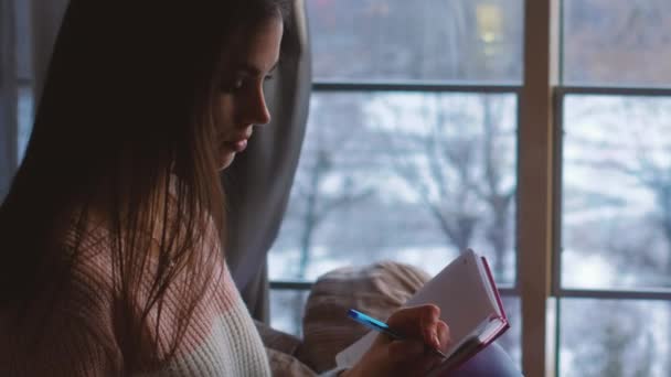 Щоденне Дозвілля Написання Натхнення Молода Кропітка Творча Жінка Блокнотом Історій — стокове відео