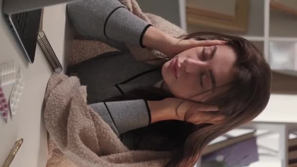 Dikey Video Migren Ağrısı Hasta Kadın Mesafe Çalışması Yorgun Bir — Stok video