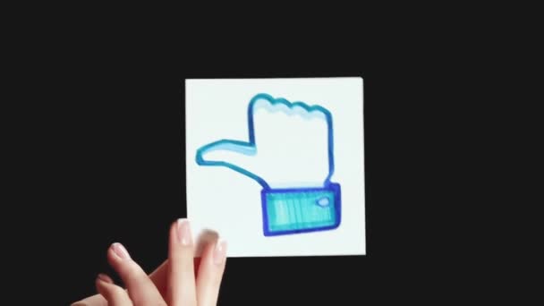 ハリコフ ウクライナ 2020年5月12日 垂直ビデオ アイコンが嫌い 否定的なフィードバック ダークブラックコピースペースの背景に隔離されたサインを不承認の親指を示す女性の手 — ストック動画
