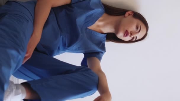 Вертикальное Видео Уставший Доктор Медицинская Профессия Задумчивая Женщина Сидит Полу — стоковое видео