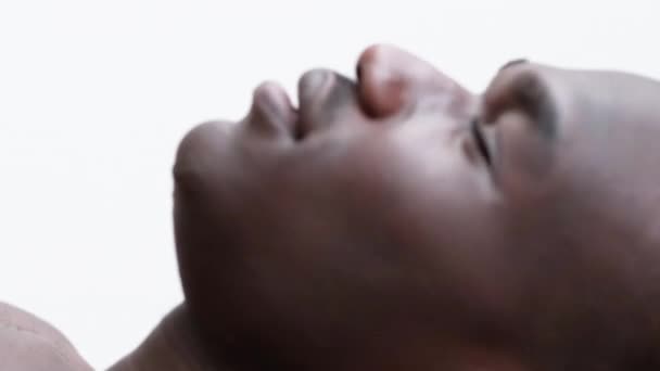 Vídeo Vertical Cuidado Facial Masculino Piel Limpia Confiado Joven Feliz — Vídeos de Stock