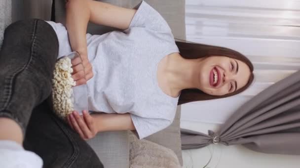 Függőleges Videó Filmnézés Nevető Otthon Lazíts Happy Girl Eating Pop — Stock videók