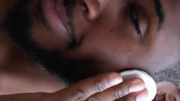 Vertikal Video Sköt Dig Ansiktshygien Självsäker Nöjd Metrosexuell Kille Rengöring — Stockvideo