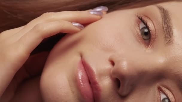Vertikal Video Återfuktad Hud Ansiktets Mjukhet Ung Leende Kvinna Vidrör — Stockvideo