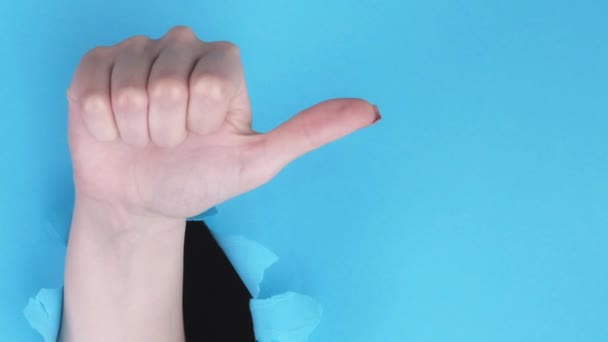 Κάθετο Βίντεο Δέξου Σαν Ανάδραση Θετική Ικανοποίηση Γυναικείο Χέρι Που — Αρχείο Βίντεο