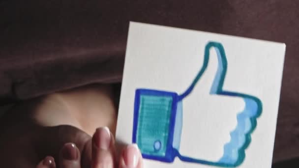 Kharkiv Ukraine May 2020 Vertical Video 中立的喜欢 互联网反馈 社交媒体 在黑暗的自由空间显示大拇指图标的女性手 — 图库视频影像
