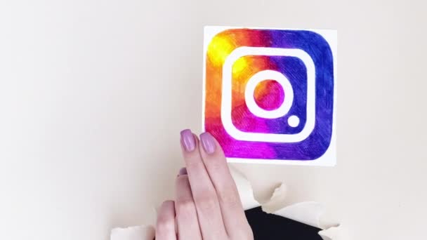 ハリコフ ウクライナ 2020年6月4日 垂直ビデオ ソーシャルネットワーク Facebook Instagramのを共有する画期的な紙の穴の女性の手白の背景にTiktokのTwitterメディアアイコン — ストック動画