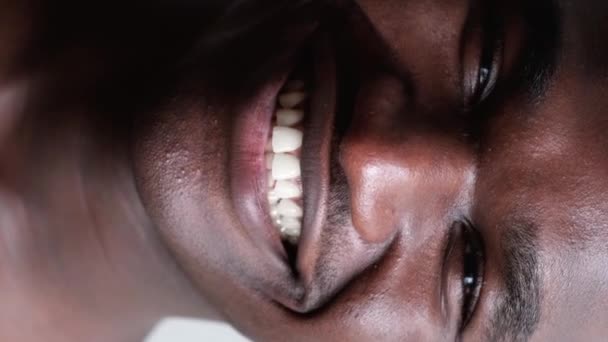 バーティカルビデオ 歯のホワイトニング 歯科治療について オーソドニクスの笑顔 健康な口腔を持つハンサムな幸せな自信を持った男性は 口腔のプロのクリーニングを楽しんでいます — ストック動画