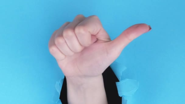 Κάθετο Βίντεο Σαν Χειρονομία Θετική Ανταπόκριση Γυναικείο Χέρι Που Δείχνει — Αρχείο Βίντεο