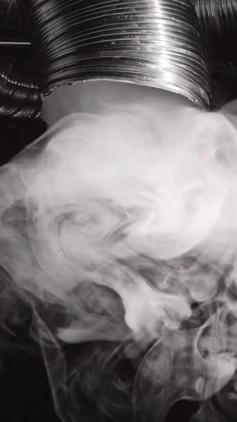 Vídeo Vertical Escape Gas Quemadura Emisión Smog Blanco Humo Naranja — Vídeos de Stock