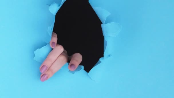 Vertikales Video Durchschlagende Hand Spion Entdeckung Sanfte Weibliche Finger Blau — Stockvideo