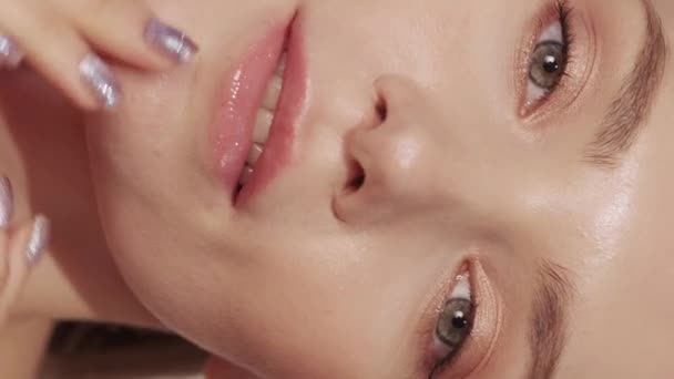 垂直ビデオ 皮膚の栄養 美容スキンケア 顔の健康 ヌードメイクで柔らかなうるおいの顔を楽しむ美人 — ストック動画