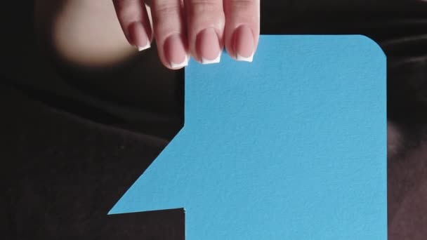 Вертикальное Видео Значок Диалога Онлайн Общение Женская Рука Показывает Синий — стоковое видео
