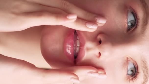 Vídeo Vertical Cuidados Faciais Procedimento Beleza Feminina Tratamento Hidratação Mulher — Vídeo de Stock