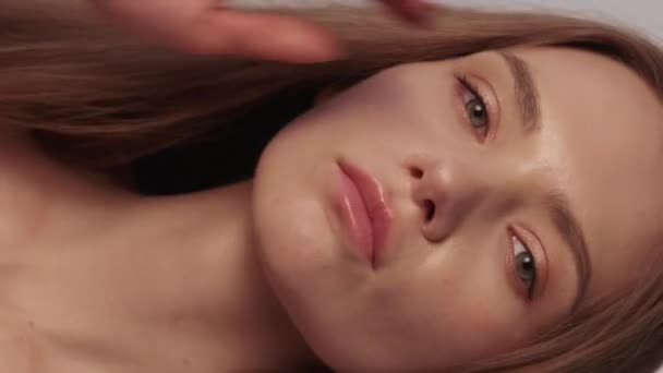 Vídeo Vertical Dermatología Facial Piel Perfecta Mujer Joven Confiada Juguetona — Vídeo de stock