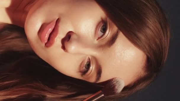 Vídeo Vertical Artista Maquillaje Aplicación Cosmética Hermosa Mujer Joven Tierna — Vídeo de stock