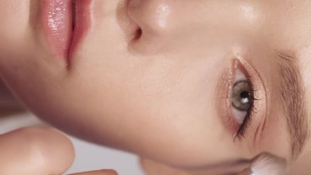 Video Vertikal Riasan Alami Memakai Kosmetik Wanita Muda Cantik Dengan — Stok Video