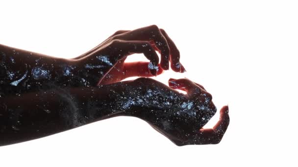 バーティカルビデオ 手のシルエット ヒーリングエネルギー 精神的な自由 白い背景の二重露出で隔離された暗い光沢のある流動流れのインクの動きが付いている女性の腕 — ストック動画
