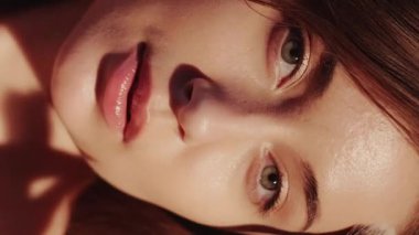 Dikey video. Makyaj rutini. Barut işe yarar. Güzellik uzmanı bakımı. Genç bir kadın yumuşak, pürüzsüz, parlak cilde dokunuyor dekoratif kozmetik fırçayla..