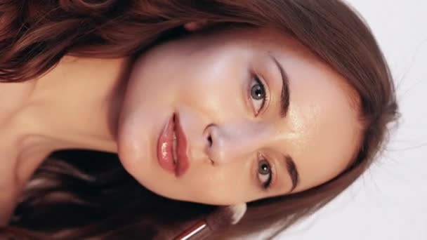 Vídeo Vertical Maquiagem Diária Aplicar Fundação Contornos Faciais Visagem Profissional — Vídeo de Stock