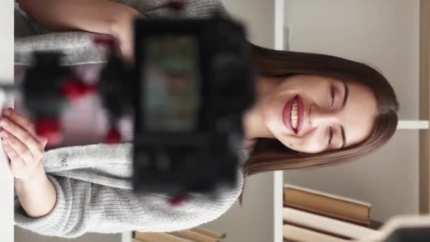 Vídeo Vertical Una Blogger Grabación Contenido Mujer Inspirada Feliz Rodaje — Vídeo de stock