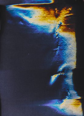 Eski film kaplaması. İşaret fişeği sesi. Sıkıntılı folyo dokusu. Turuncu mavi, beyaz, kusurlu toz, koyu siyah illüstrasyon üzerinde paslanmayı taklit alanı ile birlikte soyut arkaplanı çizer..