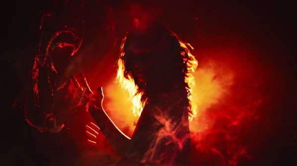 Пламенный Танец Ритуал Огня Изящная Эмоциональная Женщина Движется Размытом Красном — стоковое фото